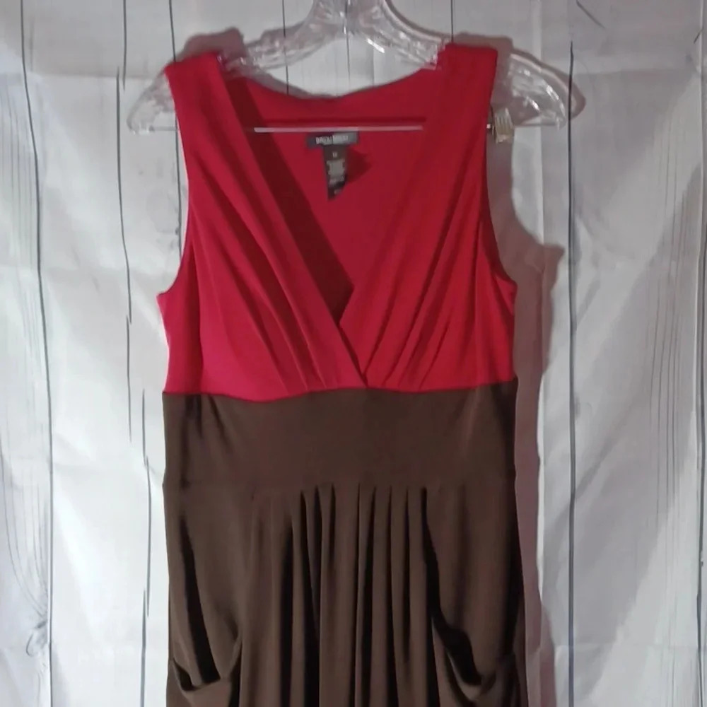 Bisou Bisou V-neck colorblock contemporary midi sleeveless dress